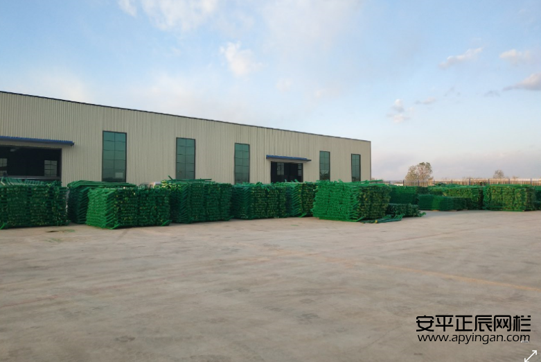 公路邊護(hù)欄網(wǎng)廠家