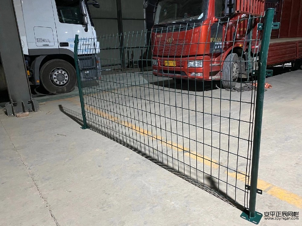 1米5高圍墻鐵絲網(wǎng) 1米5高圍墻鐵絲網(wǎng)