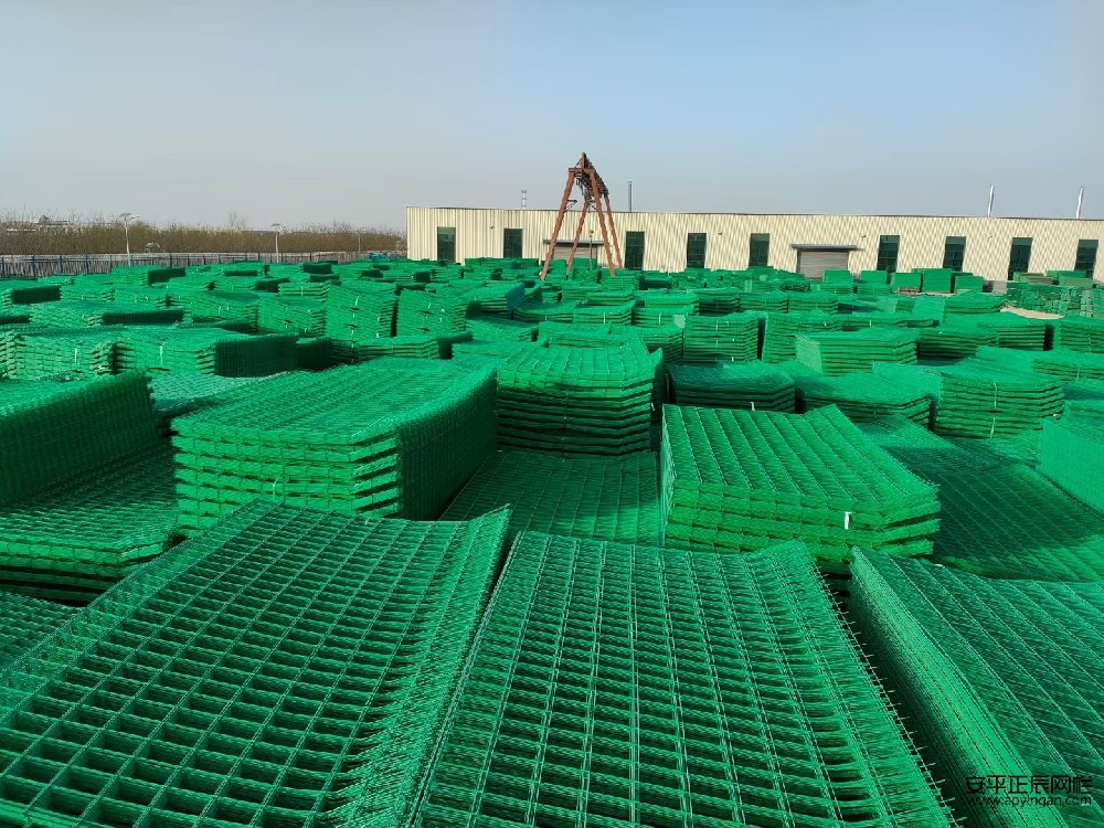 公路護(hù)欄網(wǎng)價格多少錢一米