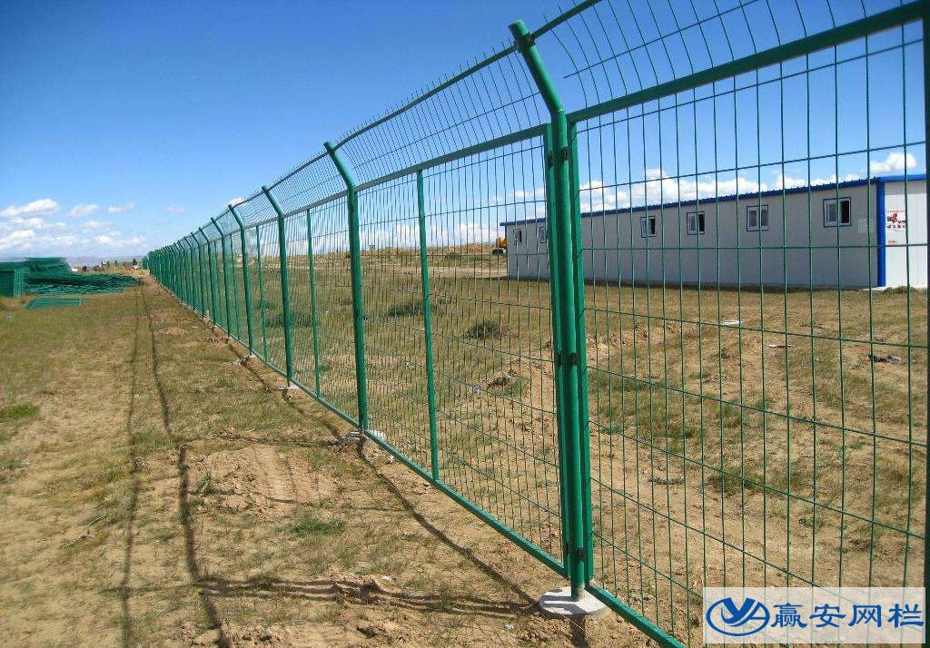 鐵絲護(hù)欄網(wǎng)