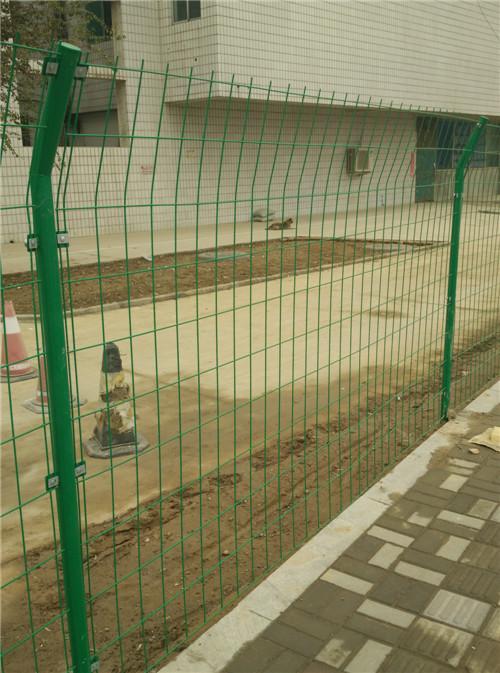 鐵絲網(wǎng)護(hù)欄