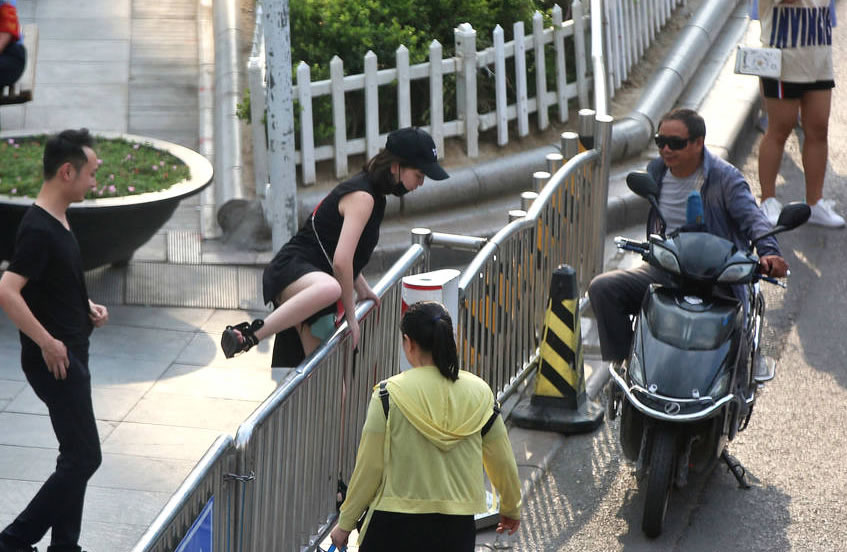 翻越護(hù)欄網(wǎng)