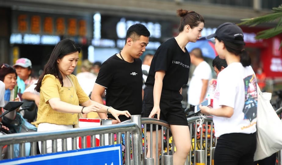 翻越護(hù)欄網(wǎng)