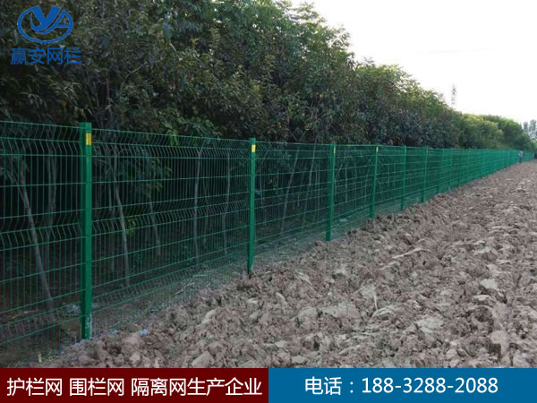 鐵絲網(wǎng)圍欄 鐵絲網(wǎng)圍欄