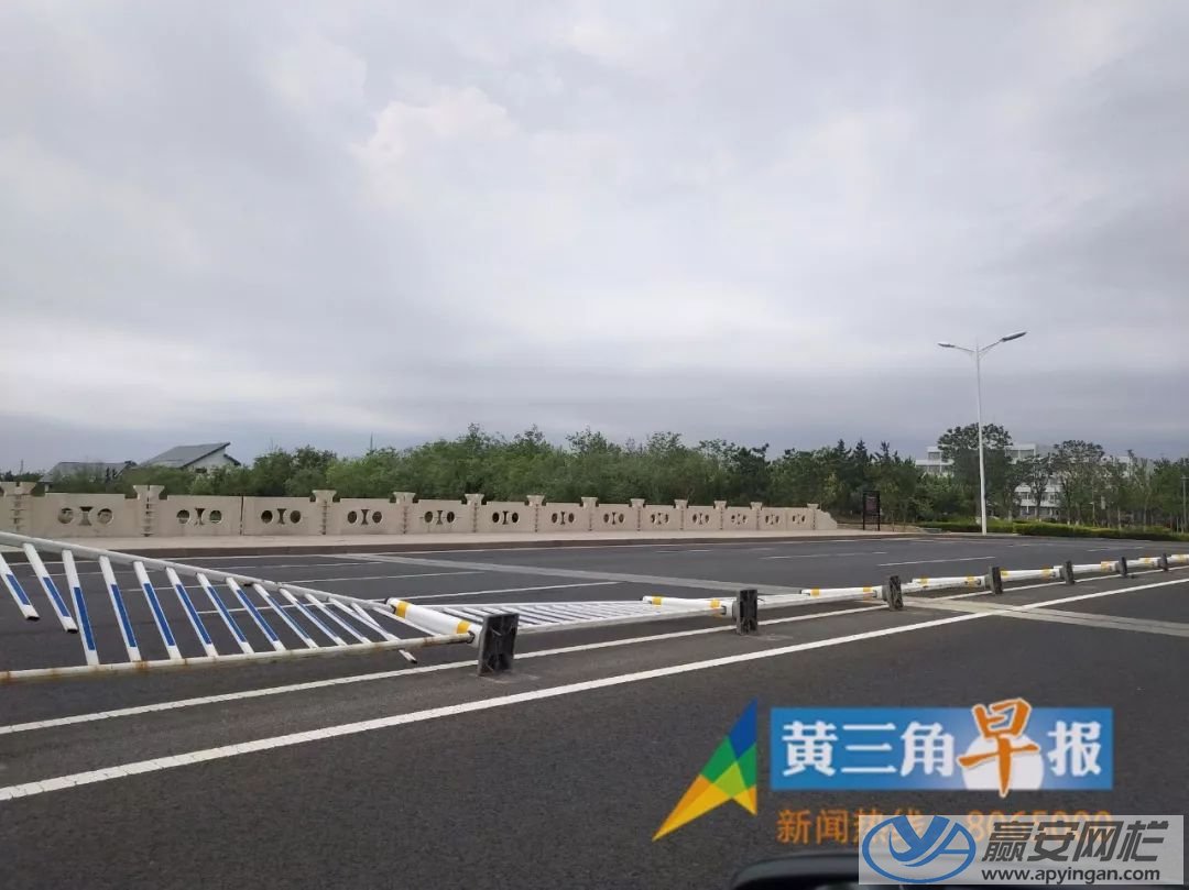 被刮到的市政交通護(hù)欄 被刮到的市政交通護(hù)欄