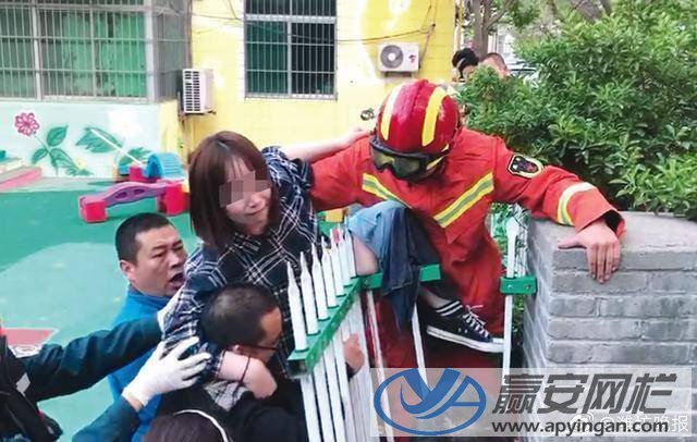 女子翻越護(hù)欄 女子翻越護(hù)欄