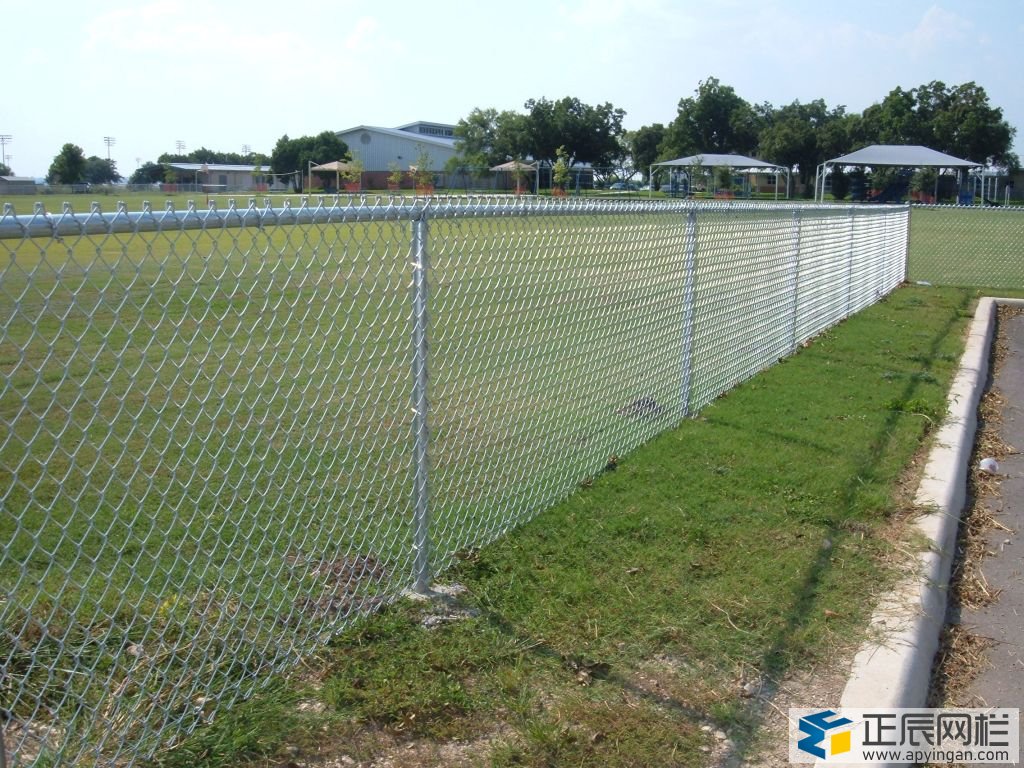 勾花網(wǎng)護欄圖片