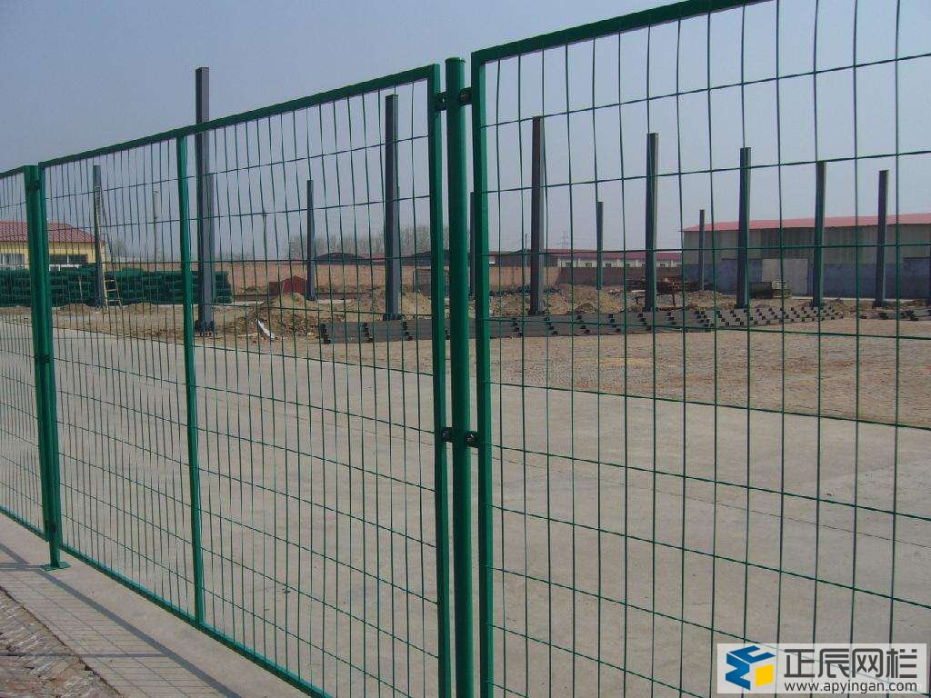 普通護(hù)欄網(wǎng)與桃型柱護(hù)欄網(wǎng)的區(qū)別2