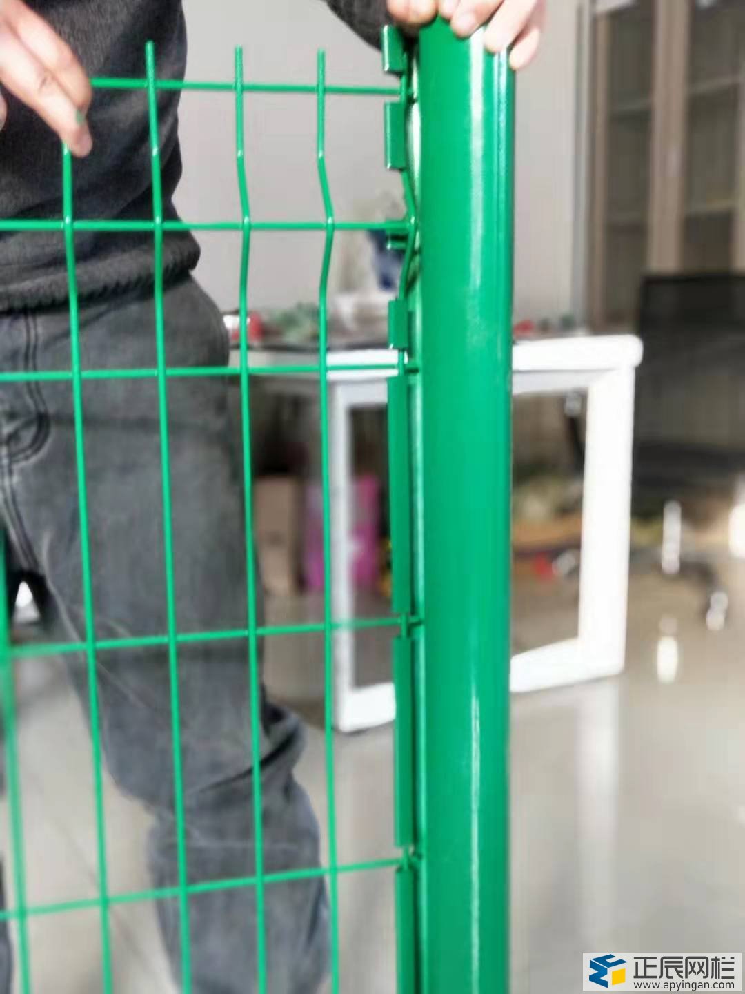 桃型柱護欄網(wǎng)正確安裝與錯誤安裝方法對比2