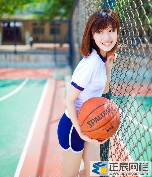 籃球場圍網(wǎng)美女