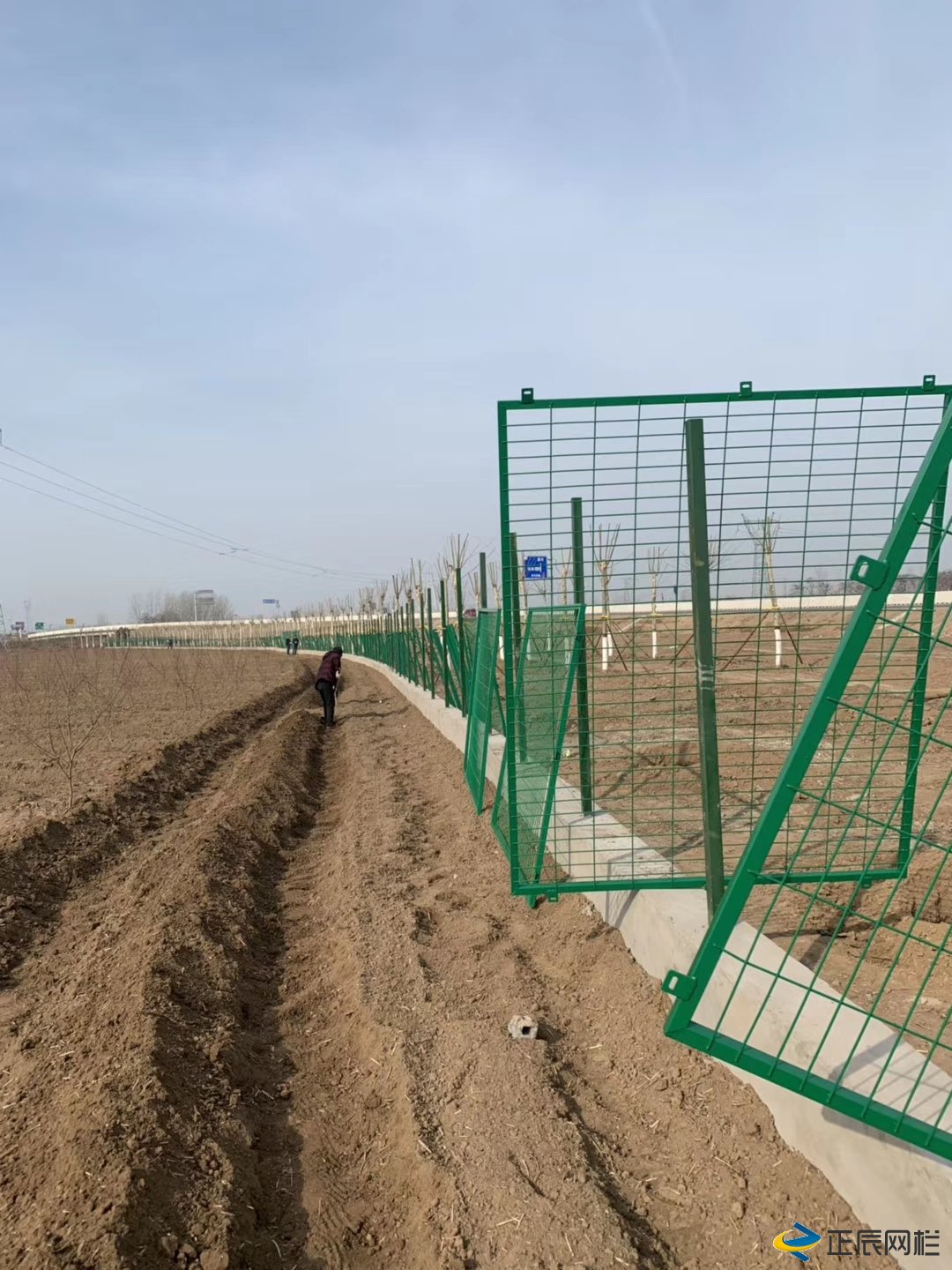 公路護欄網(wǎng)安裝